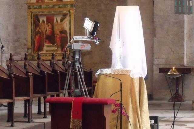 Bari, il �sanguinamento'' della sacra Spina: un miracolo che nessun fedele ha visto